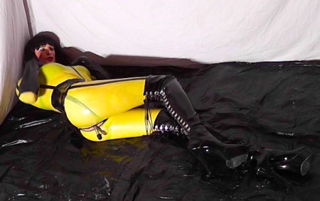 LATEX PORN COUPLE - As Play In Yellow Rubber
